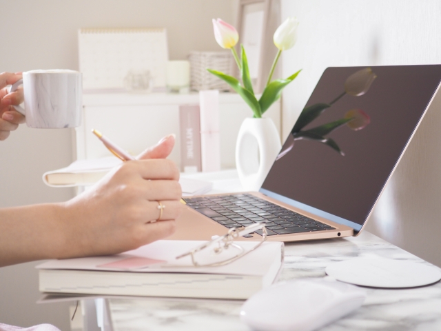 PCを見ながらメモを取る人